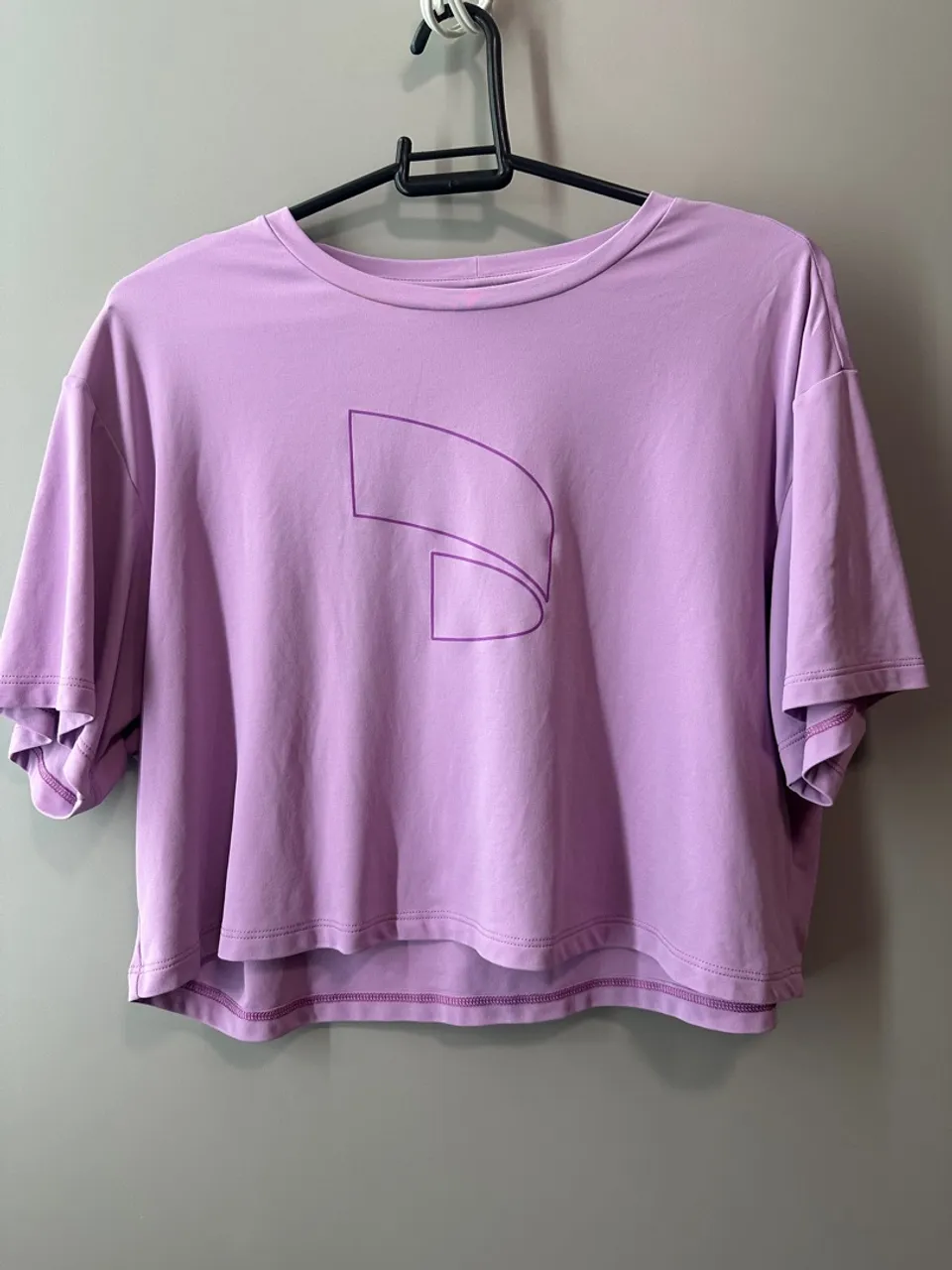 Blusa cropped lilás com design moderno