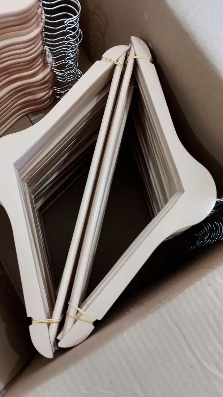 Caixa de cabides de madeira 