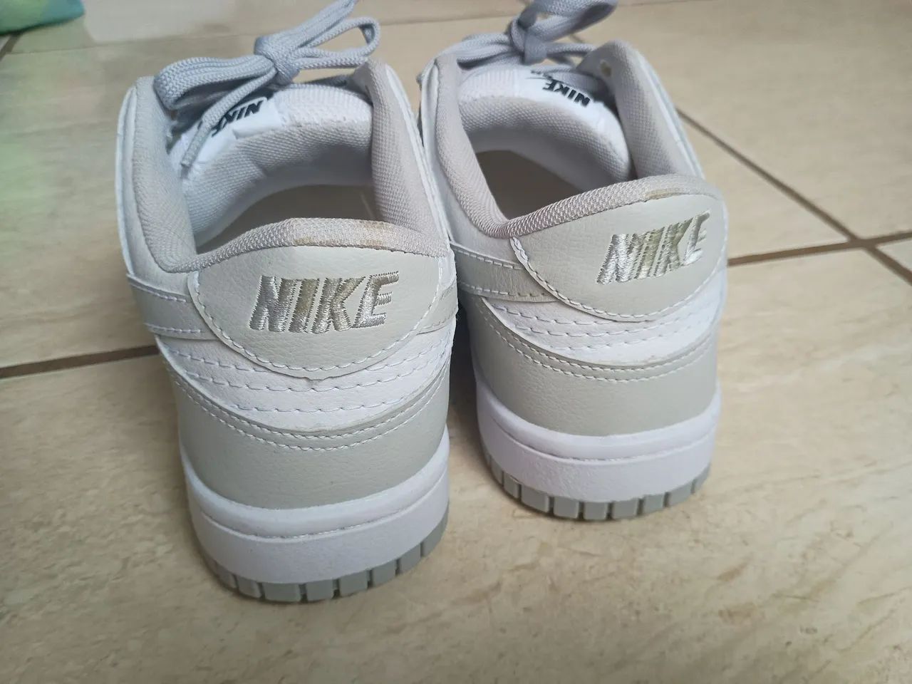  Vendo Tênis Nike Dunk Low cinza e branco  - Foto 3