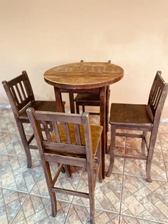 Conjunto de Mesa e Cadeiras de Madeira