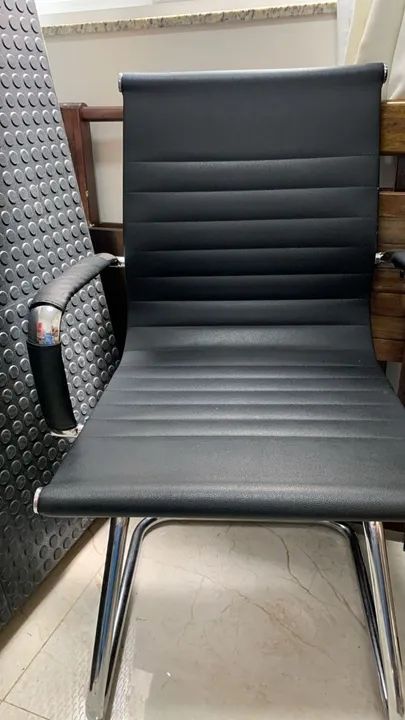 Duas cadeiras de escritório 