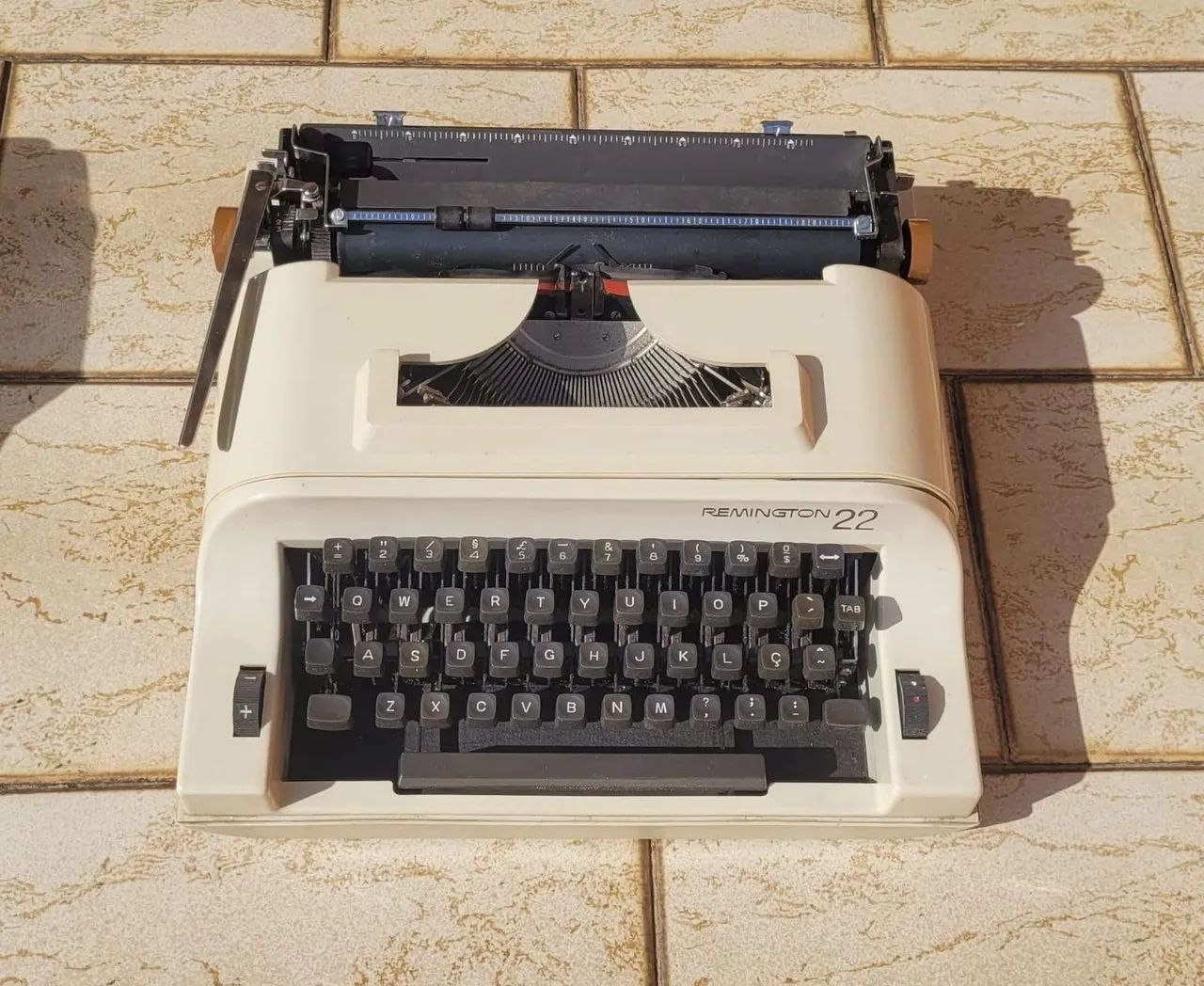 Máquinas de escrever antigas - coleção vintage - Foto 6