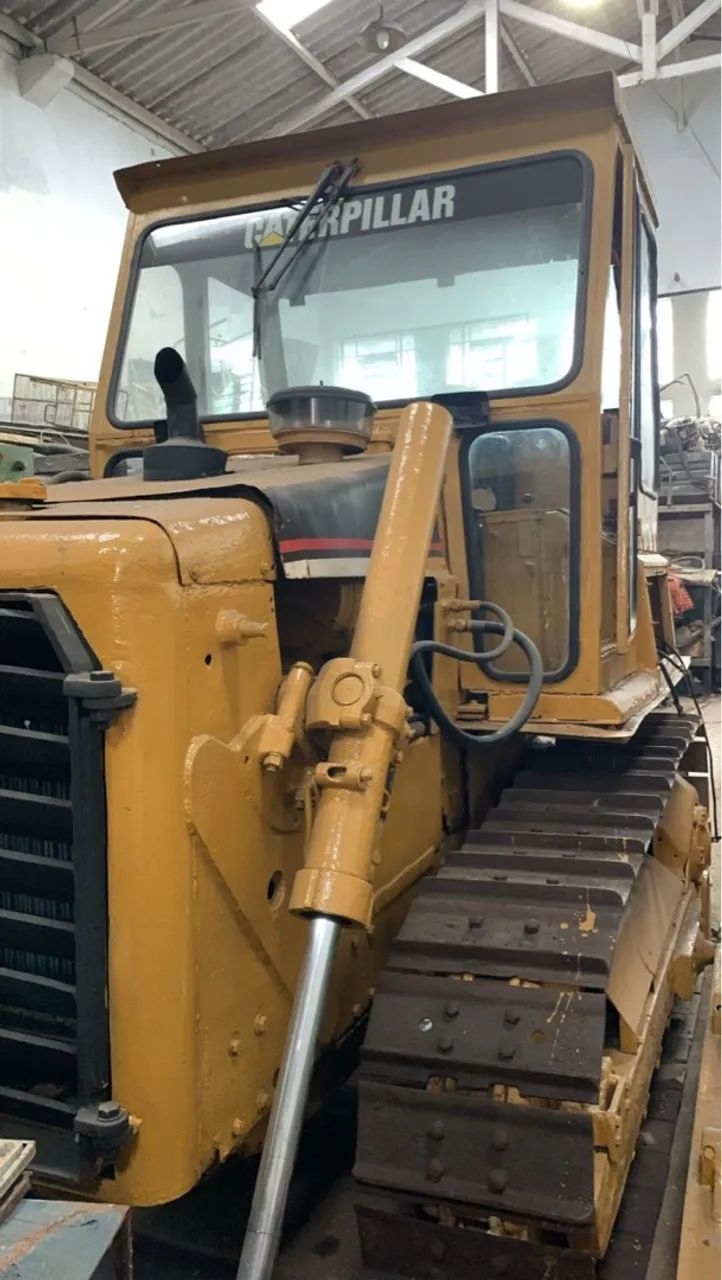 Trator de Esteira Caterpillar D4E ano 1986 com Torque e mecânica em ótimo estado