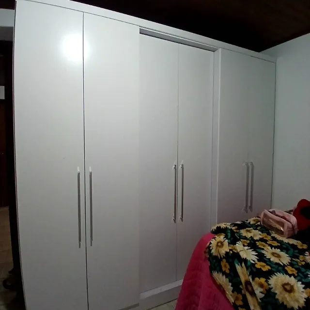 Guarda roupa grande.