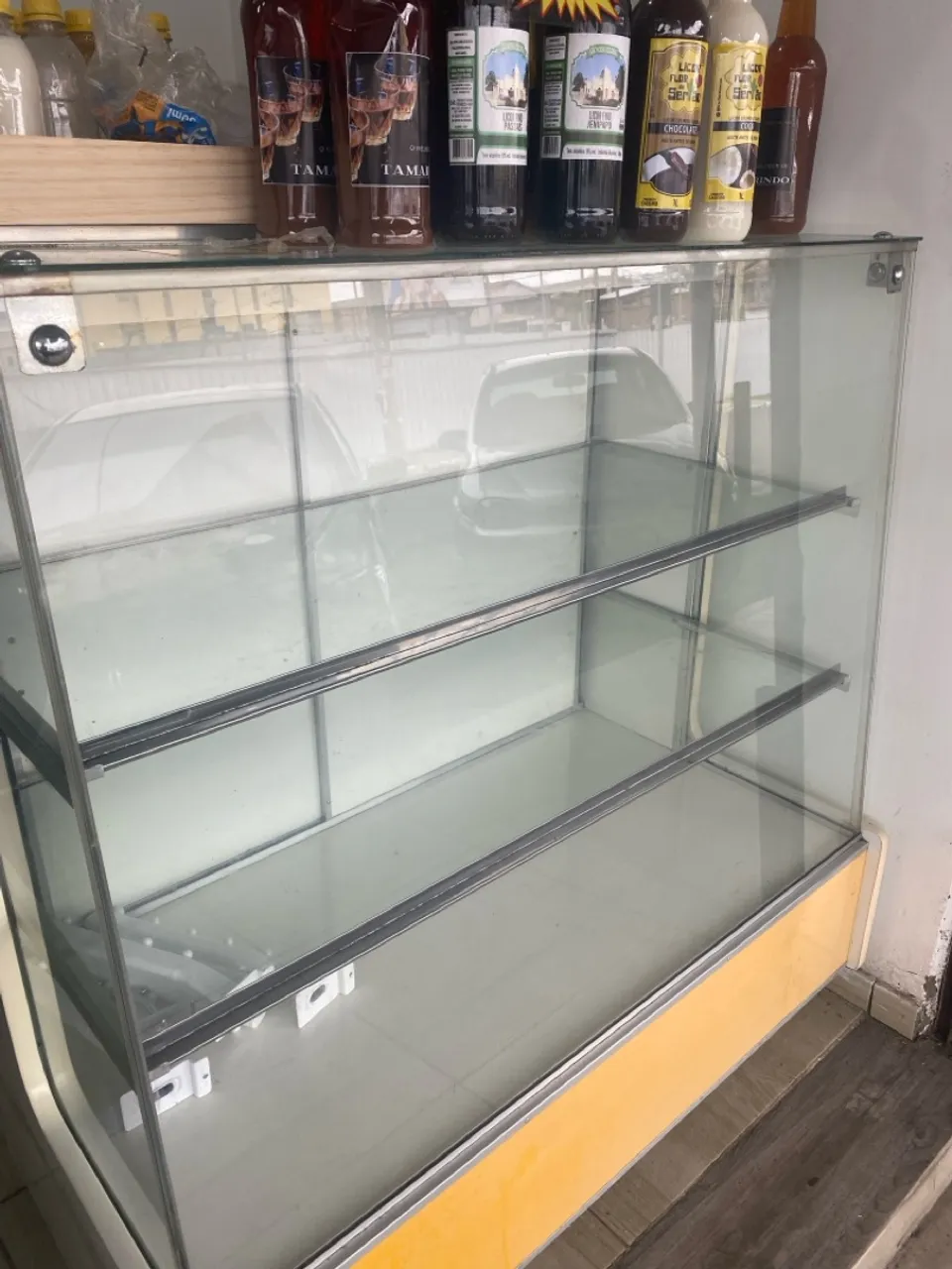 Vendo 02 balcões caixa, em vidro com inox