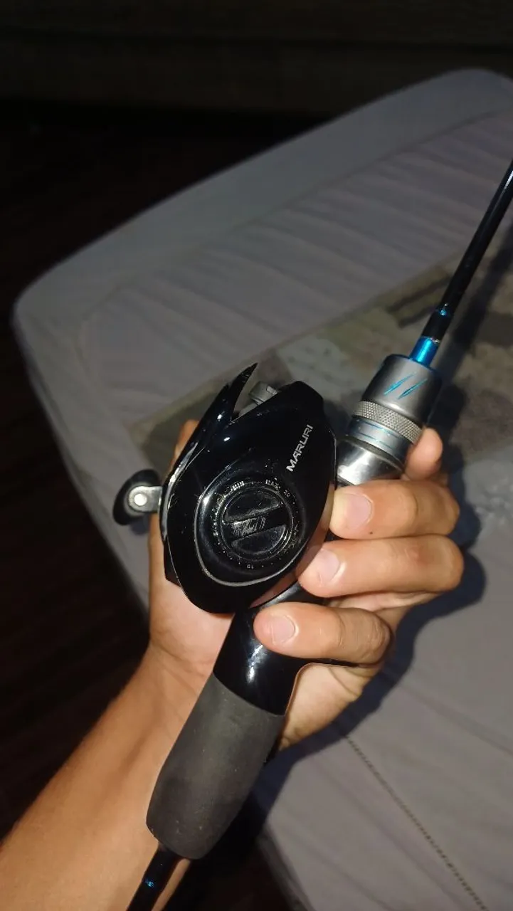 Conjunto de Vara e Carretilha de Pesca Maruri