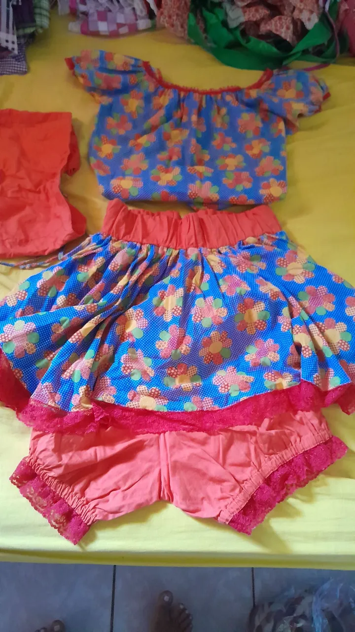Varias roupas juninas