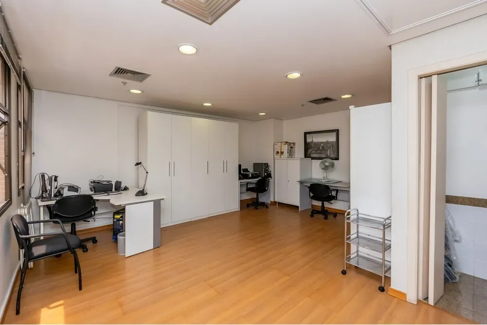Sala comercial á venda localizada na Rua Três Irmãos, 201, no bairro Caxingui, Zona Oeste
