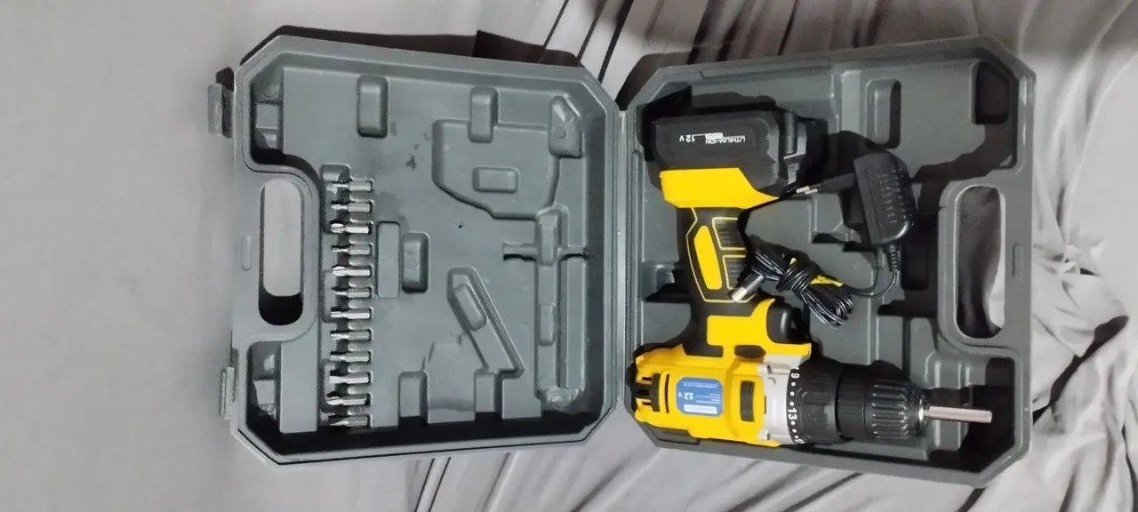 Parafusadeira/Furadeira 12V com acessórios