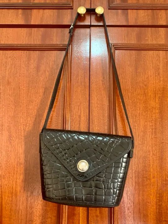 Bolsa de Ombro Preta em Couro legítimo Croco - Foto 4