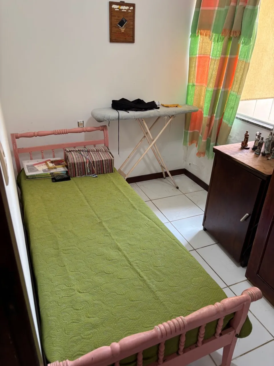 Cama de solteiro com estrutura em madeira com colchão