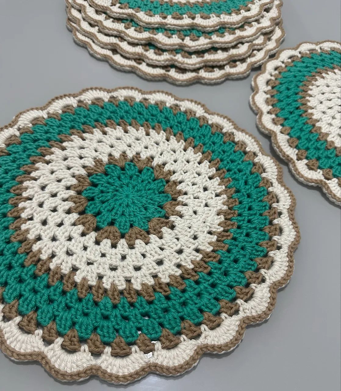 Sousplat de crochê / mesa posta 64315479060739120