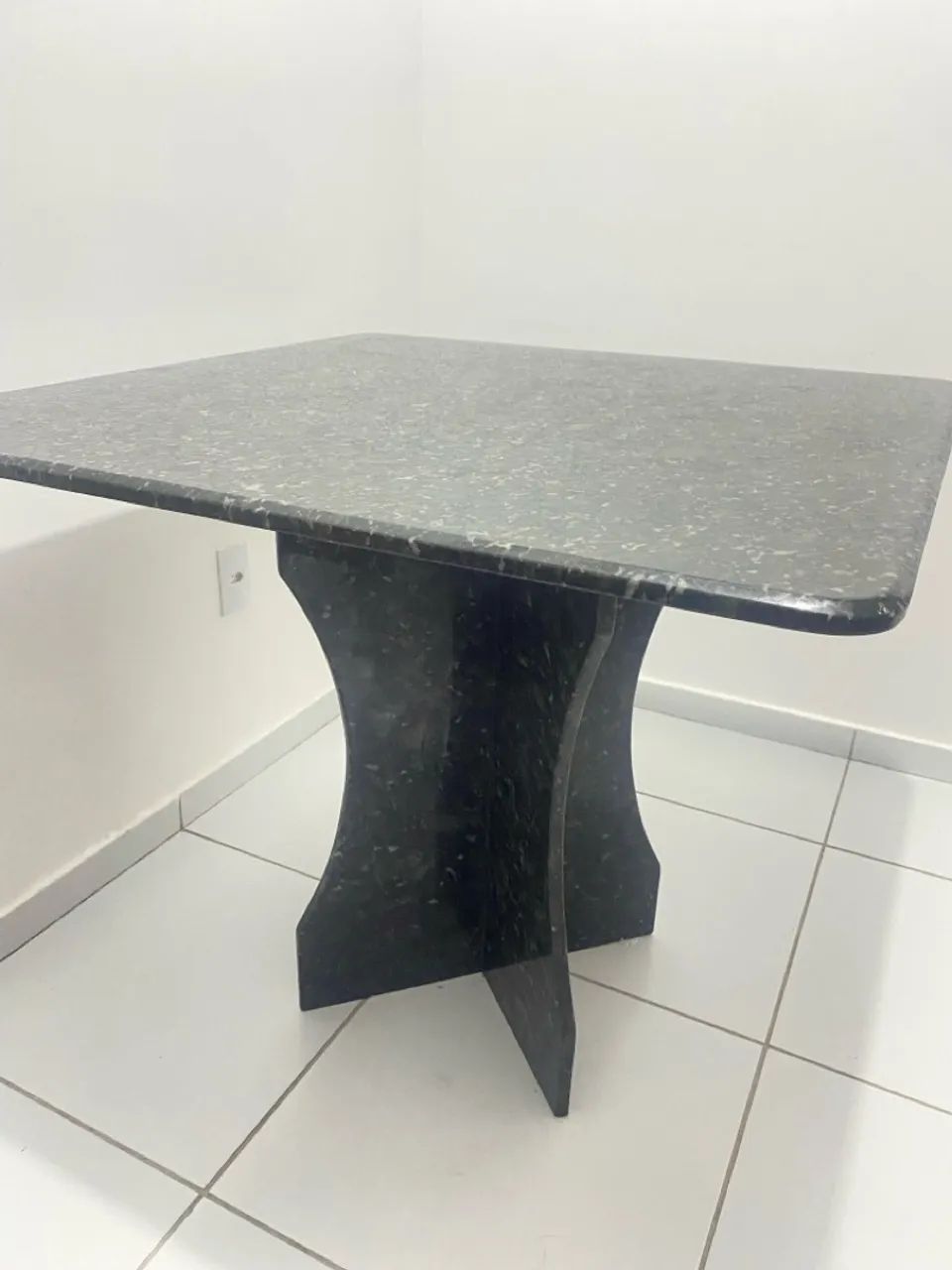 Vendo mesa em mármore preto 4 lugares