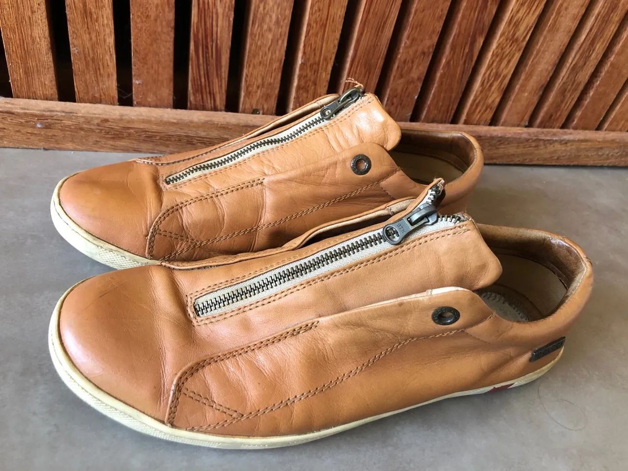 Tênis de Couro Marrom Colcci - Foto 2