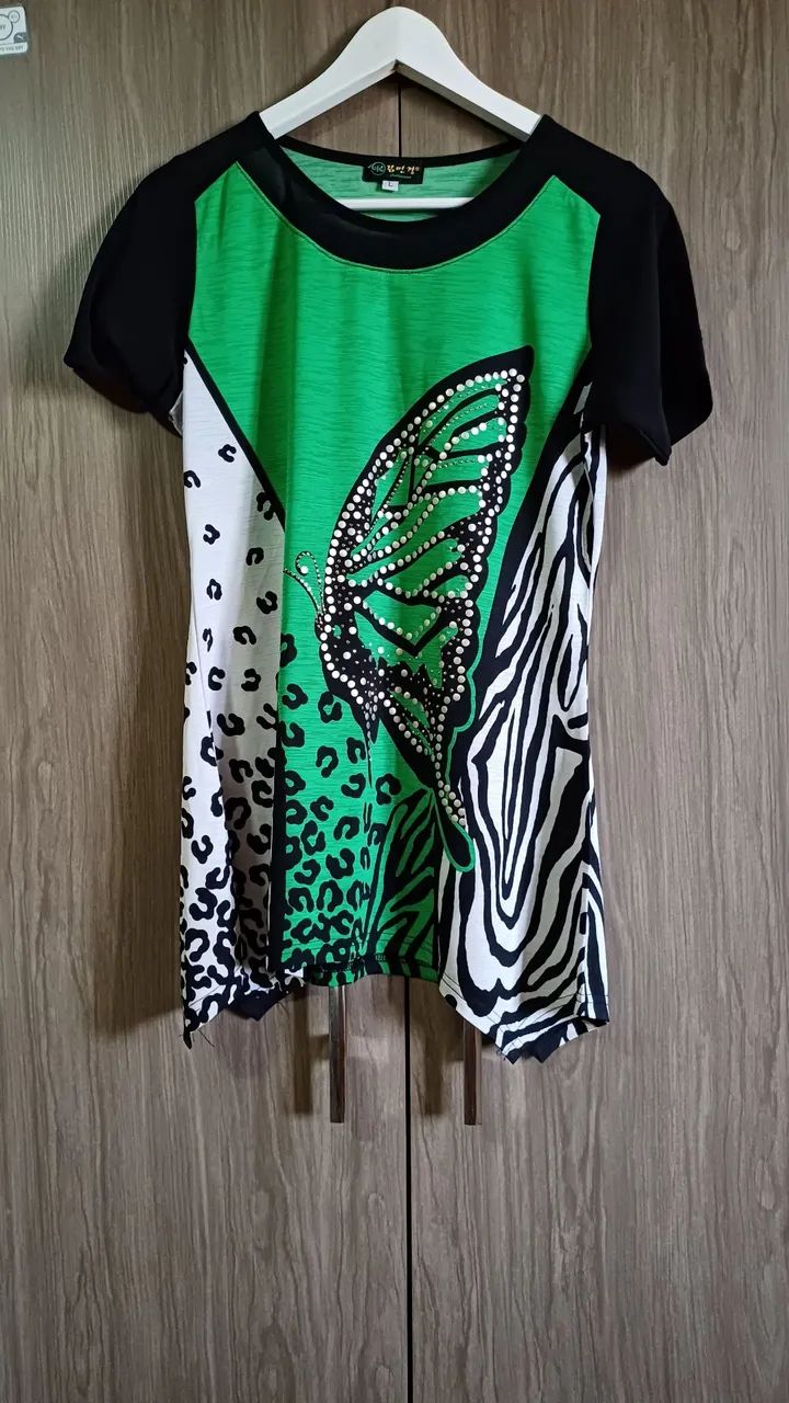 Camiseta feminina verde com borboleta - Foto 3