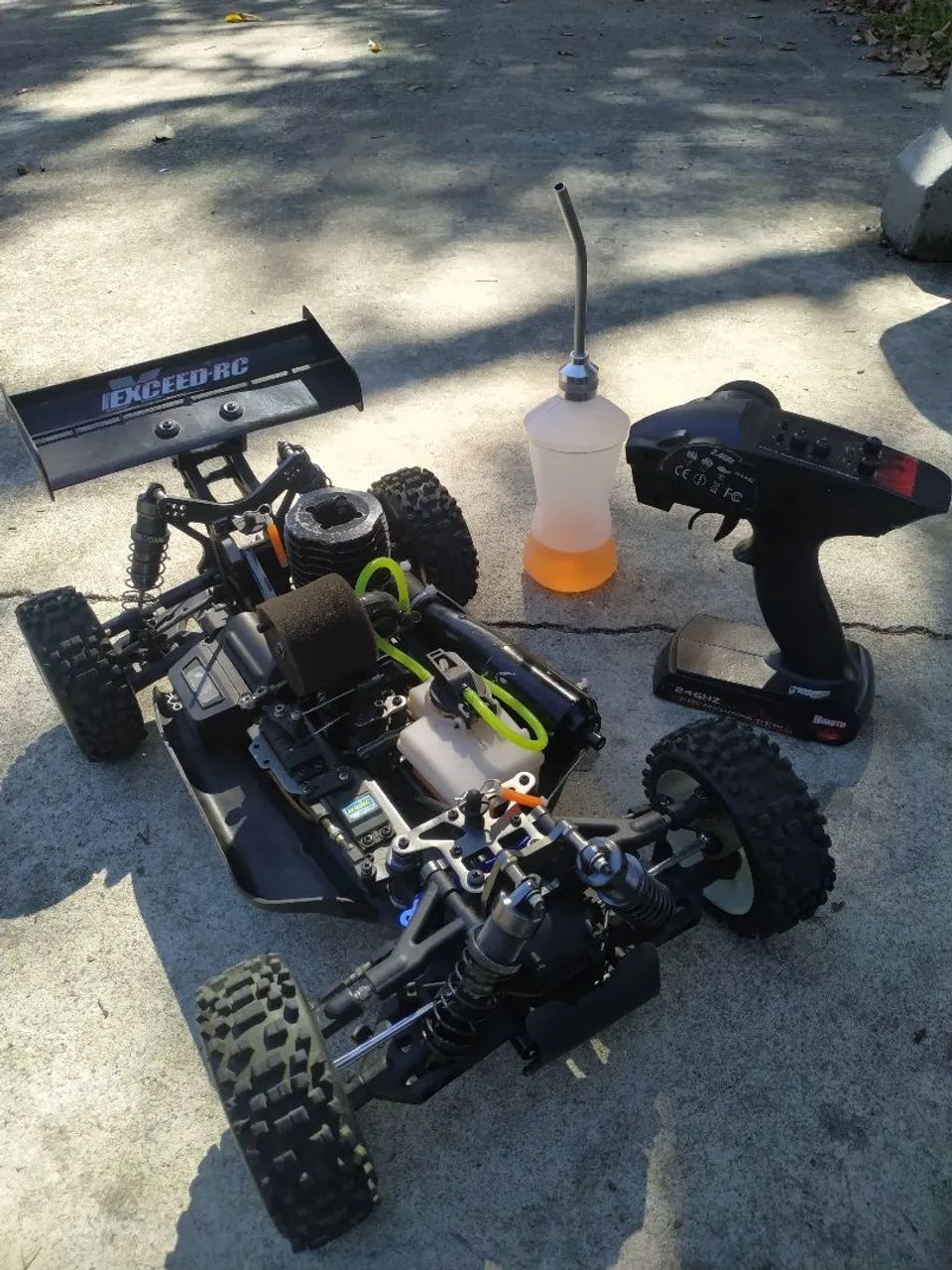 Carro de corrida de controle remoto Exceed RC