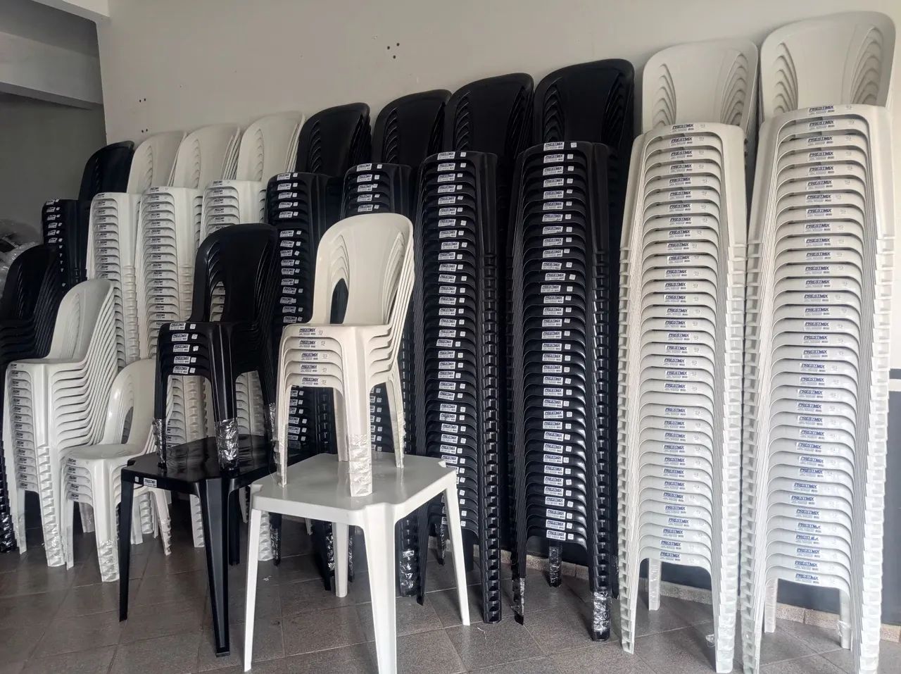 Cadeiras de Plástico  e  mesas produto novos. - Foto 4