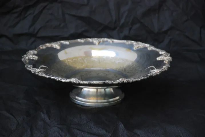 centro mesa - fruteira anos 70 , prata regia 90 ,  borda bronze desenho uva 29 cm - Foto 2