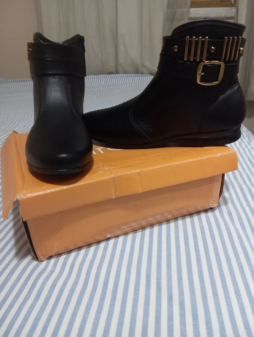 Bota feminina preta confortável e estilosa