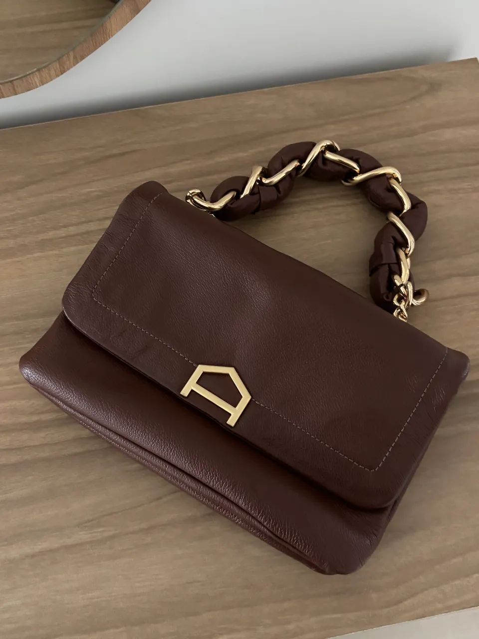 Bolsa Arezzo marrom de couro com alça corrente - Foto 3