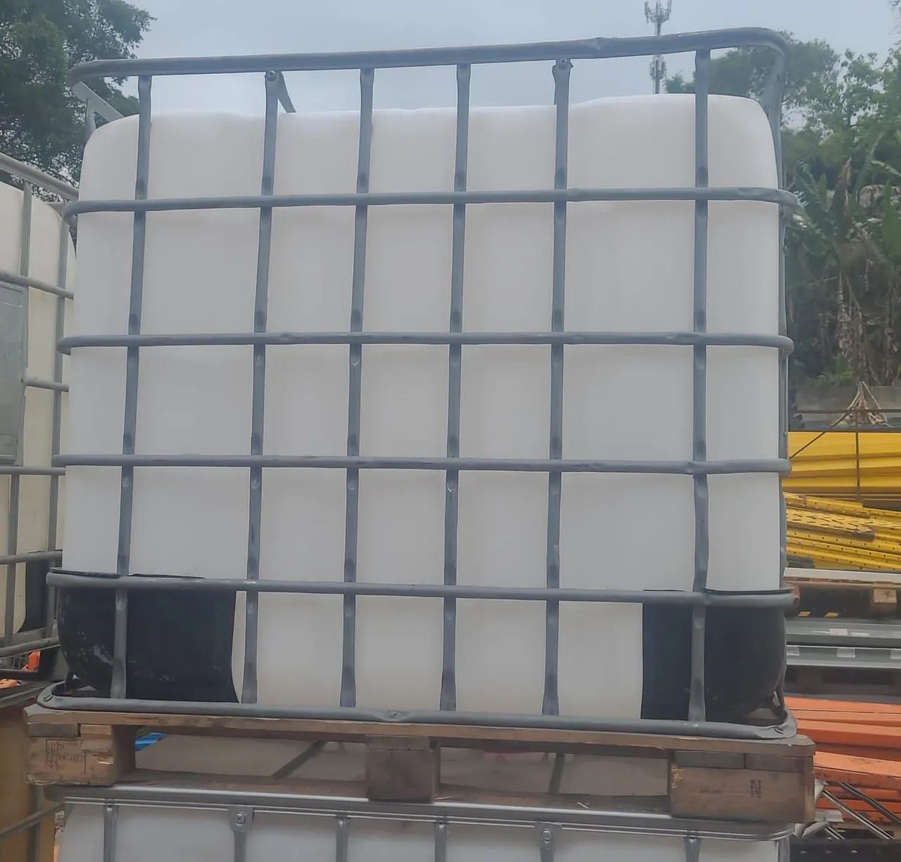 Caixa de 1000 litros com grade  - Foto 2