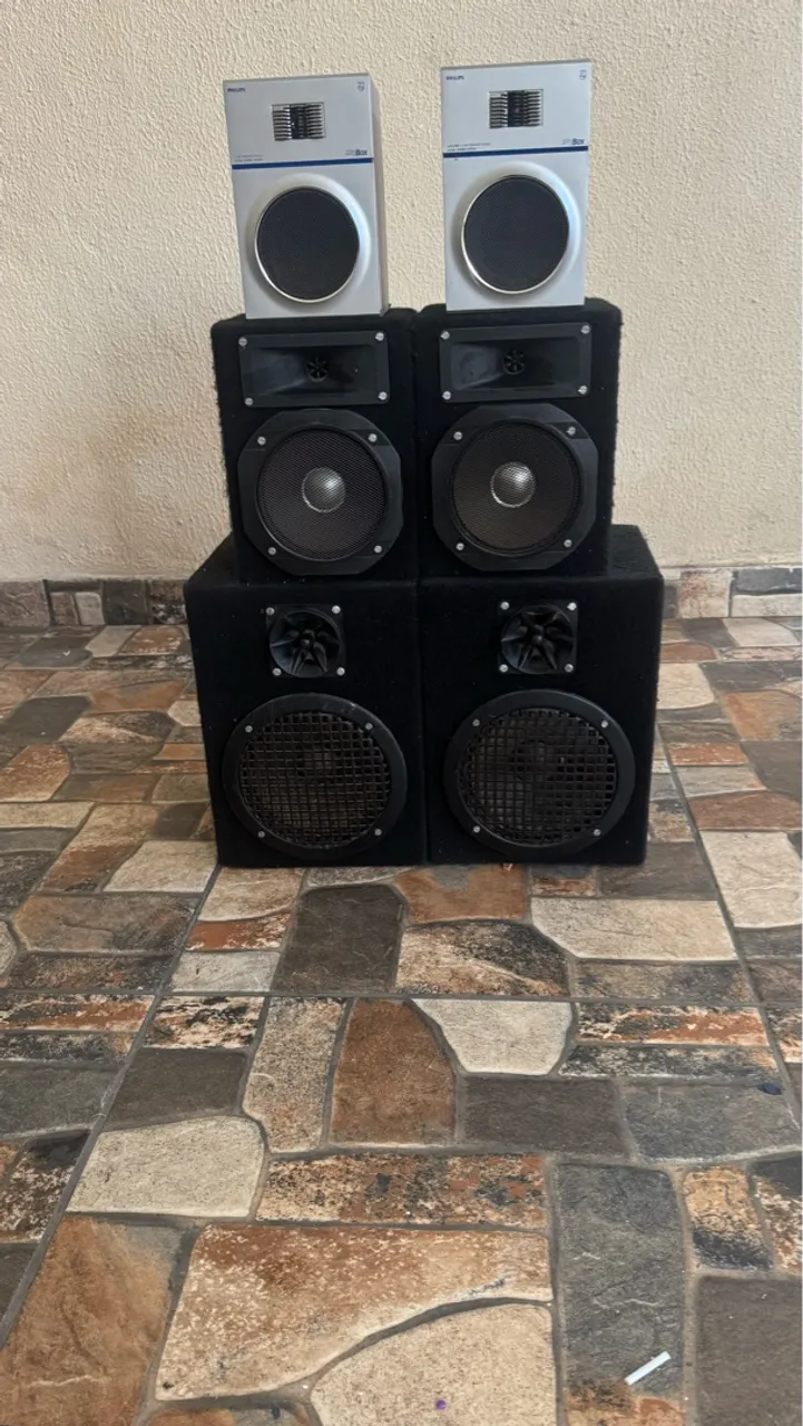 Vendo três pares de caixa de som 4,6 e 10 polegadas.