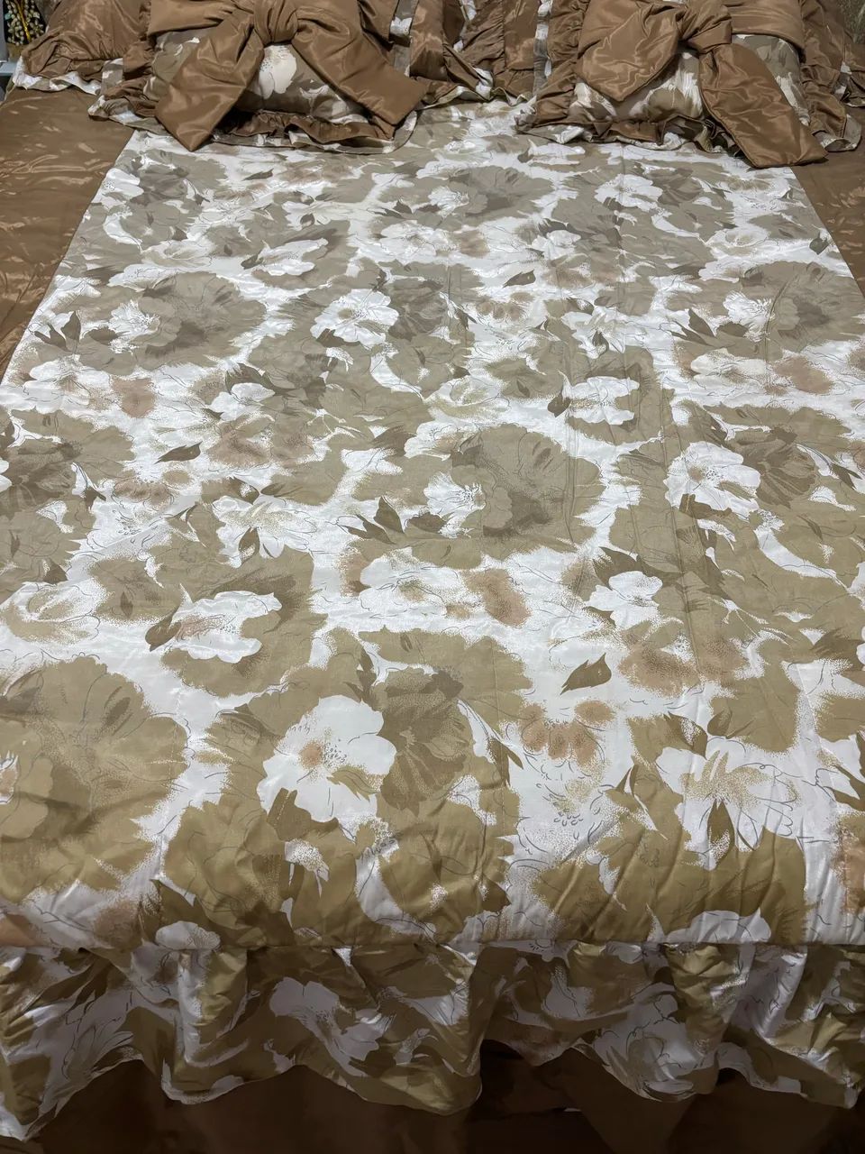 Colcha com Babado Capa Travesseiro e Almofadas - Foto 4