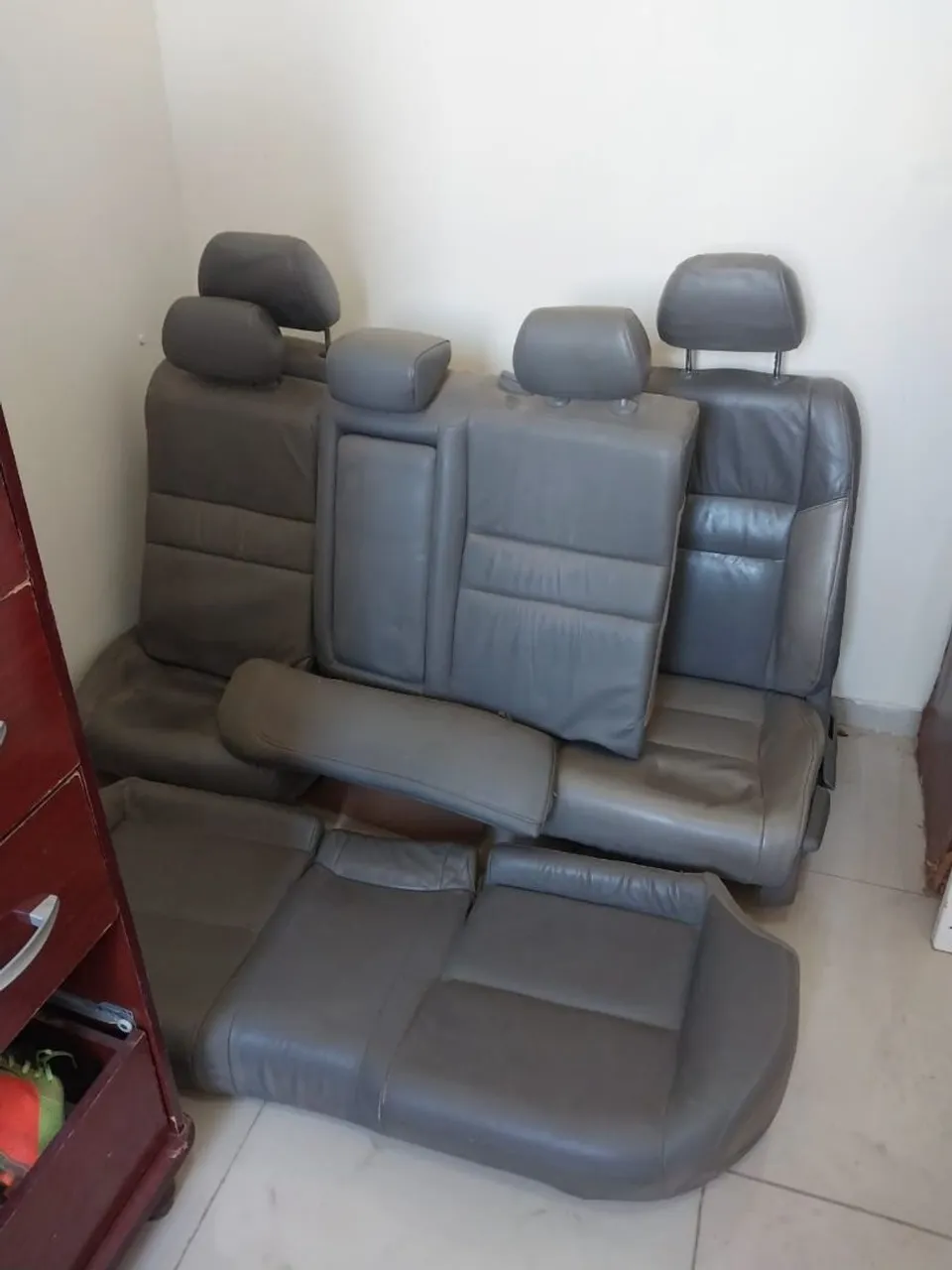 Bancos de carro em couro cinza
