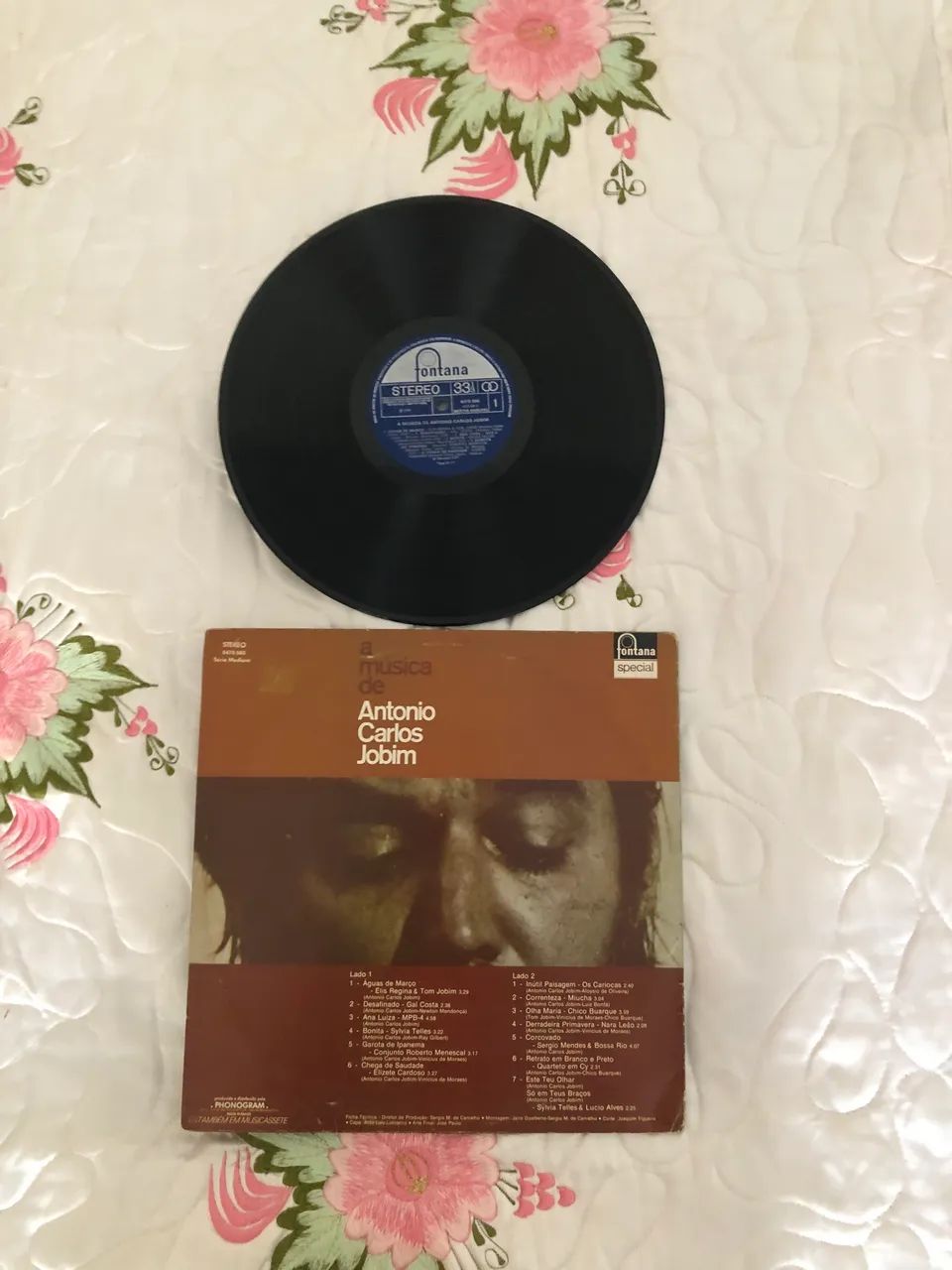 1 disco de vinil de Tom Jobim. (Contém as músicas Garota de Ipanema e Corcovado). 
