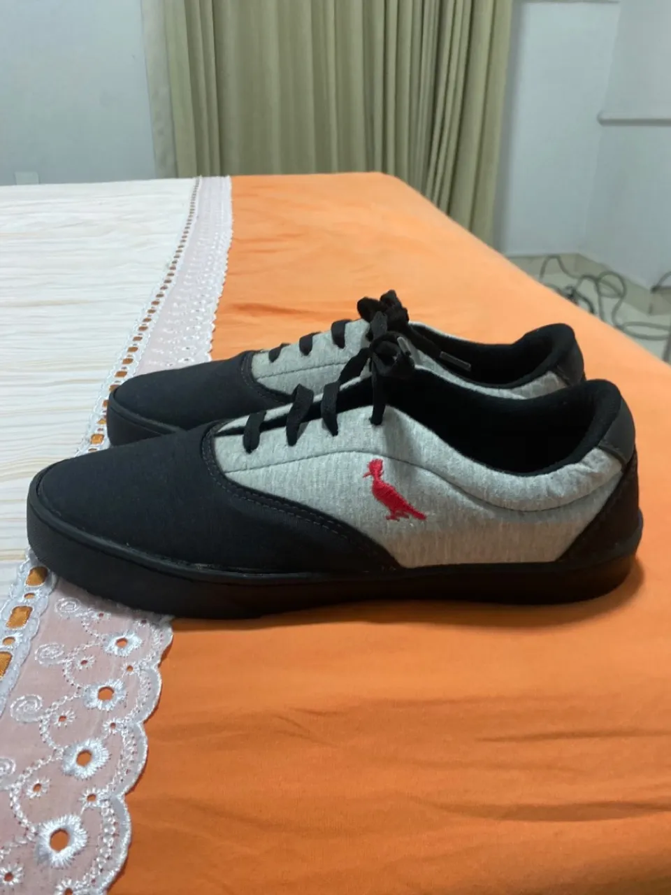 Tênis Casual Preto com Detalhes Cinza e Bordado