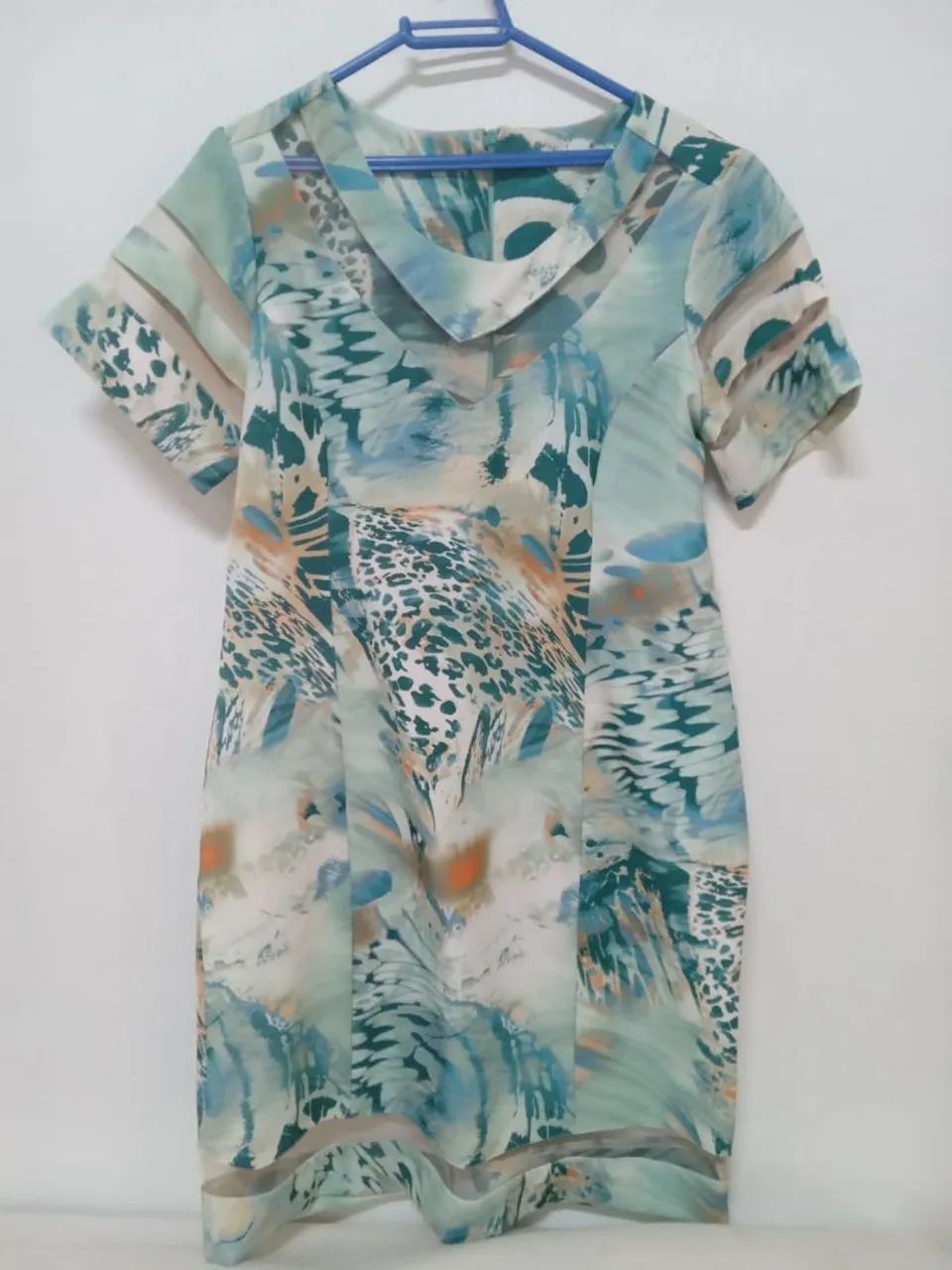 Vestido estampado com detalhes em tule