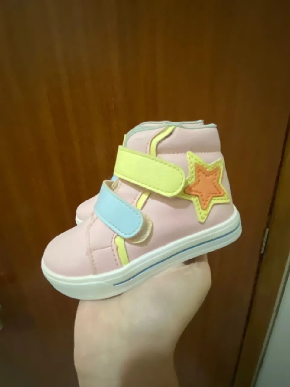 Tênis Infantil Rosa com Detalhes Coloridos - Foto 4