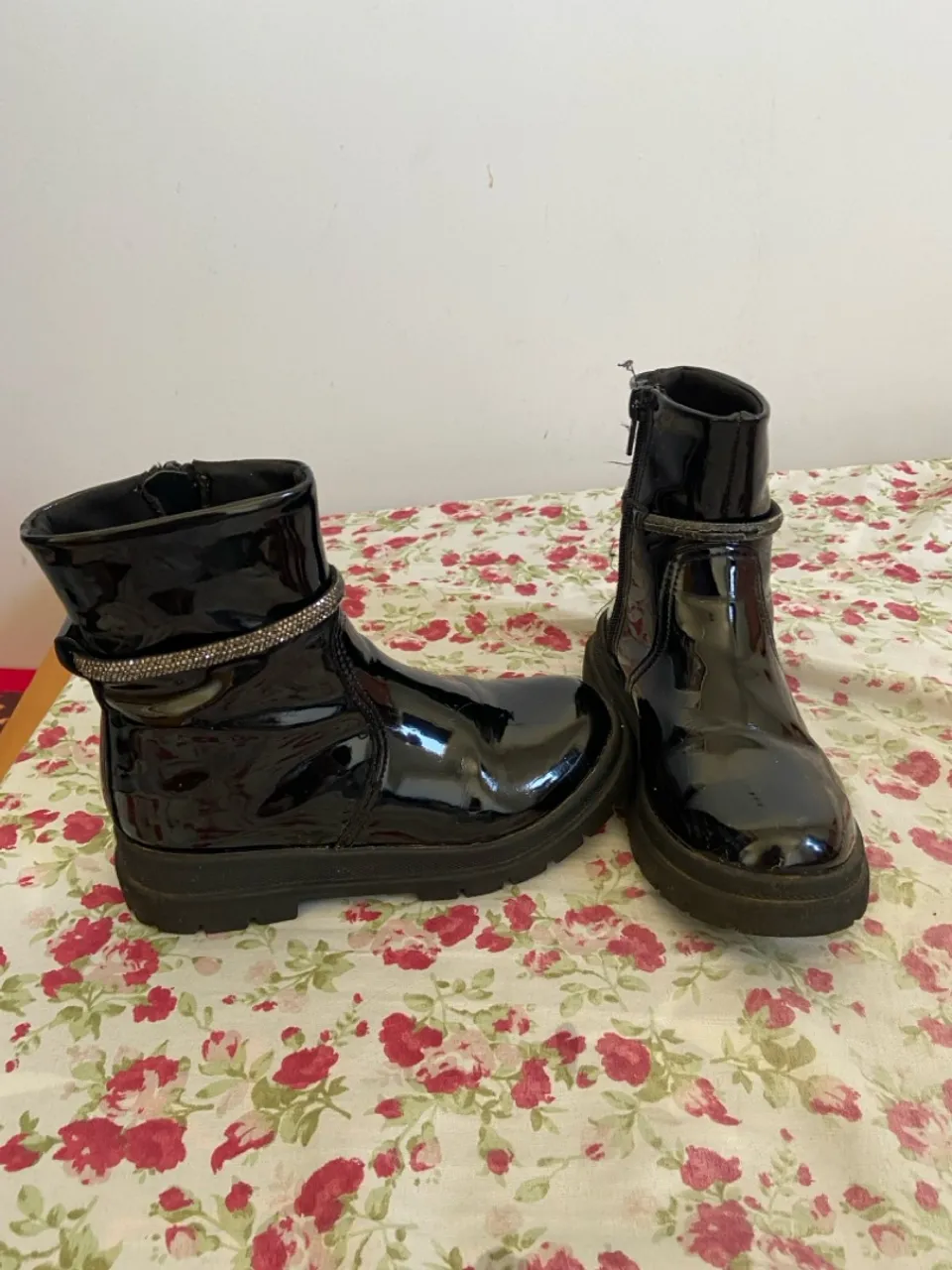 Botas infantis pretas com detalhe brilhante