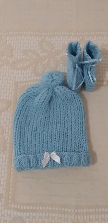Conjunto de gorro e sapatinhos para bebê.