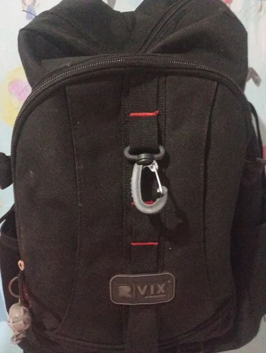 Vendo uma mochila preta