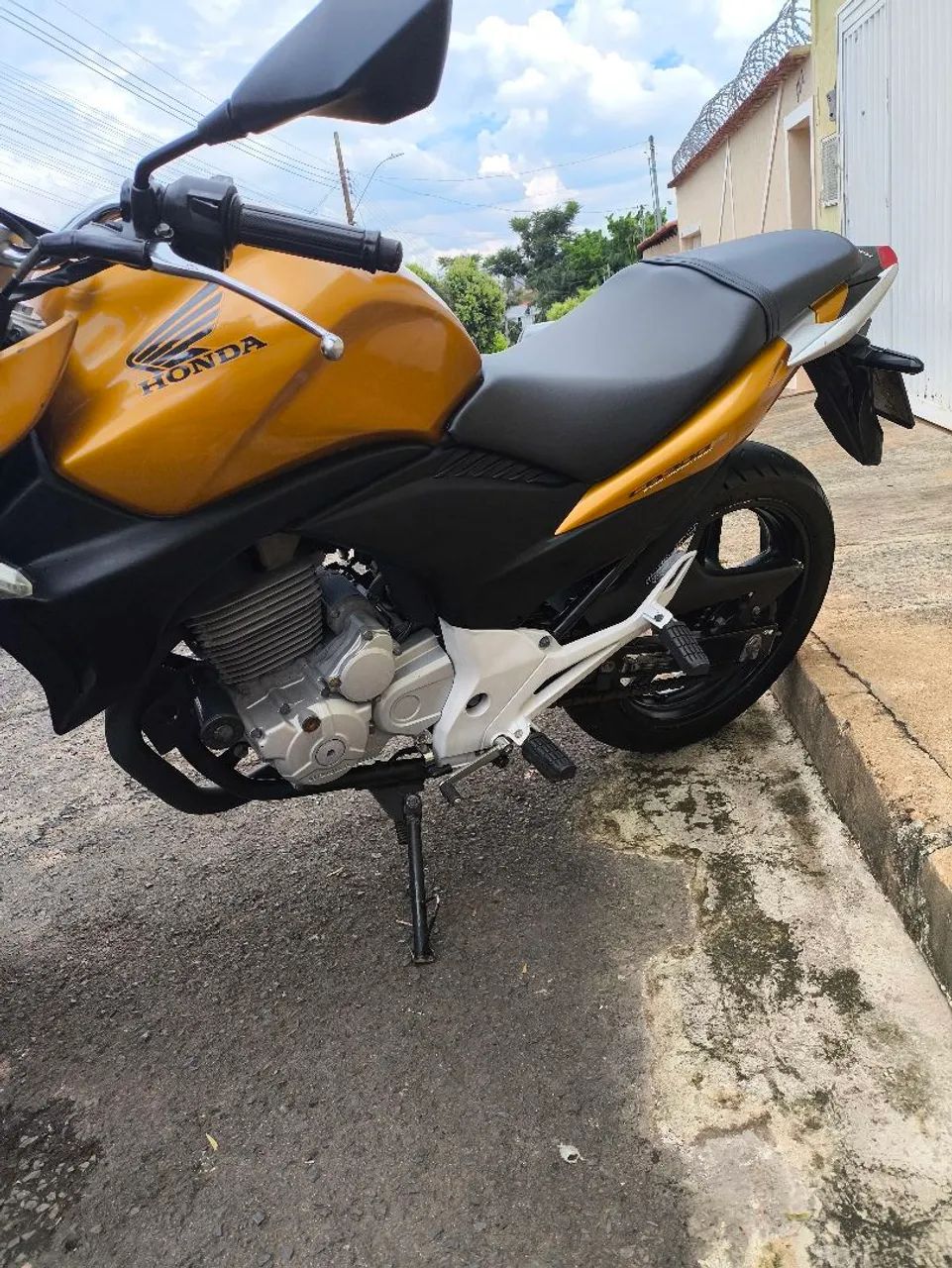 CB 300R Dourada | Ano 2011 | Conservada | 53.568 km | IPVA 2025 Pago - Foto 2