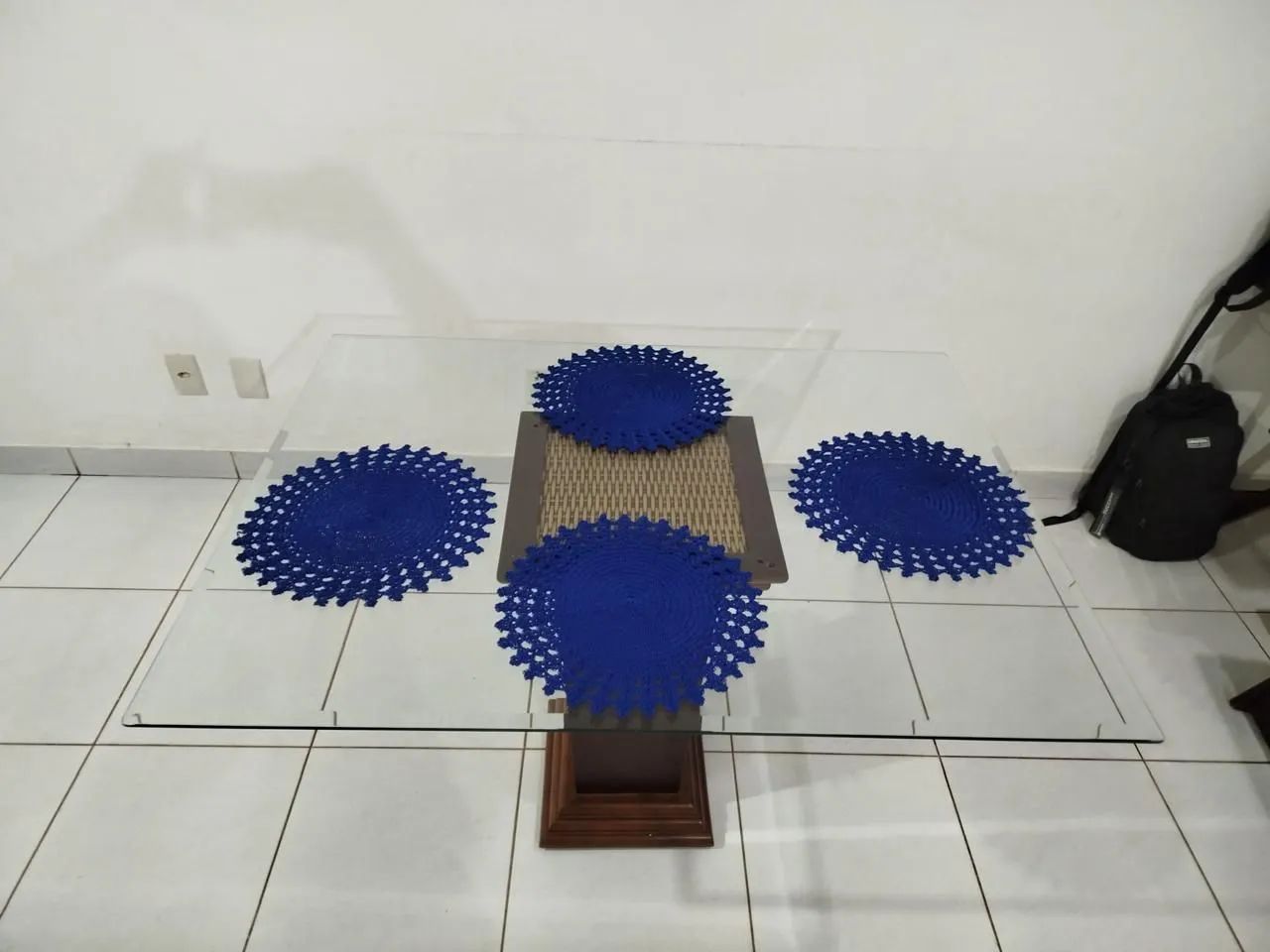 Mesa de madeira com tampo de vidro 
