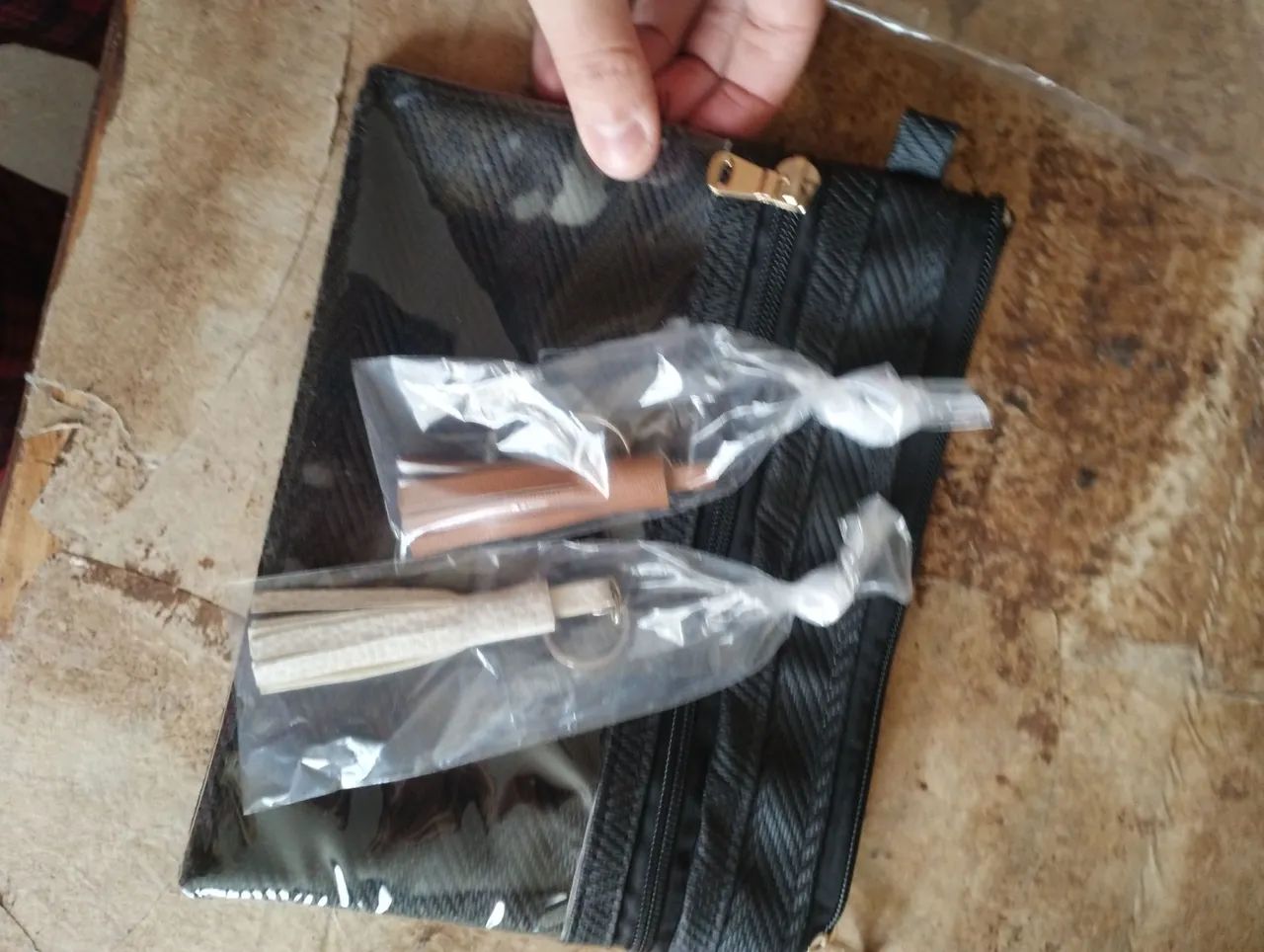 Necessaire Preta. De mão. Com transparência. ARTESANAL. Acompanha dois chaveiros. - Foto 2