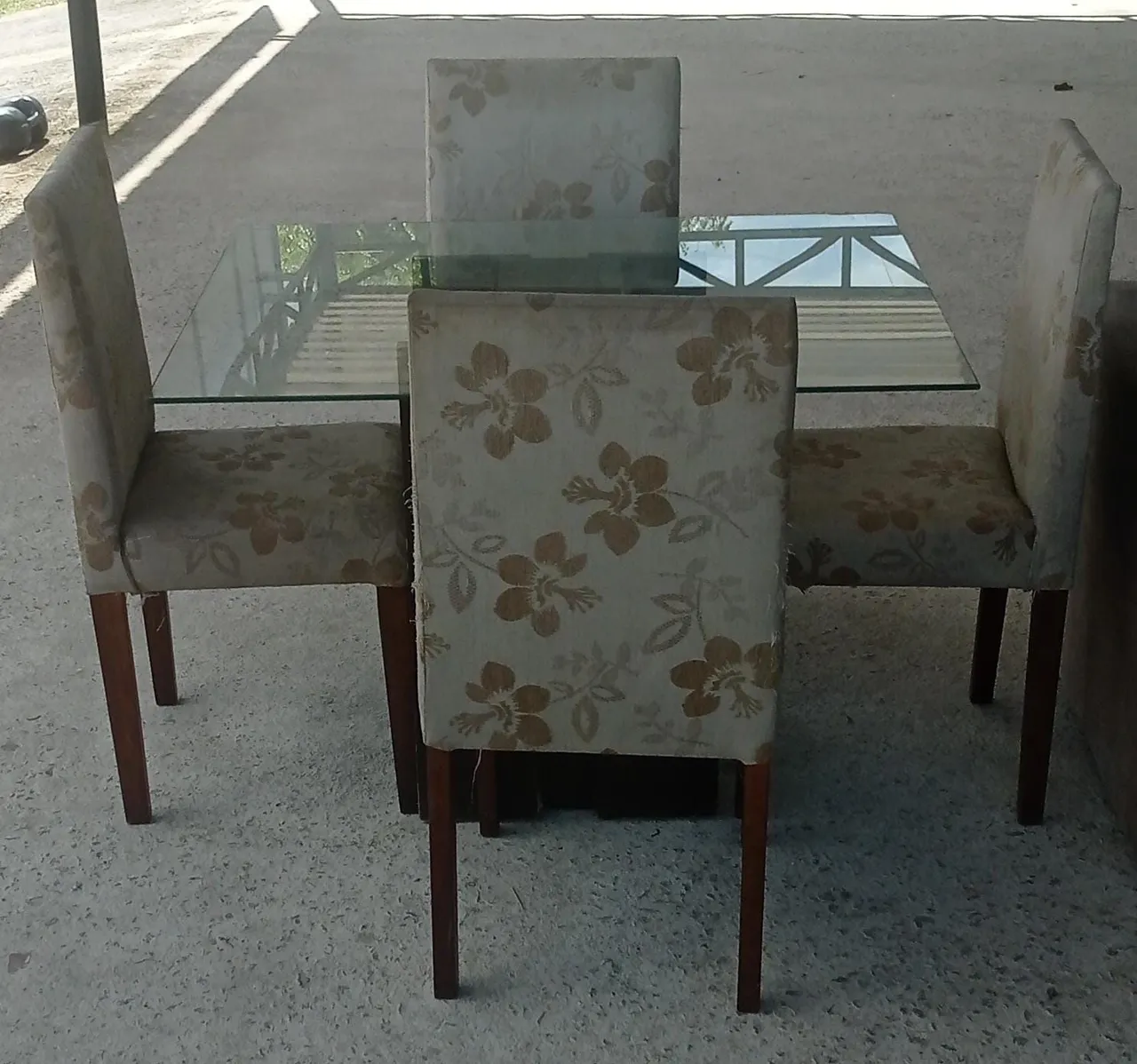 Conjunto Mesa de Jantar com 4 Cadeiras