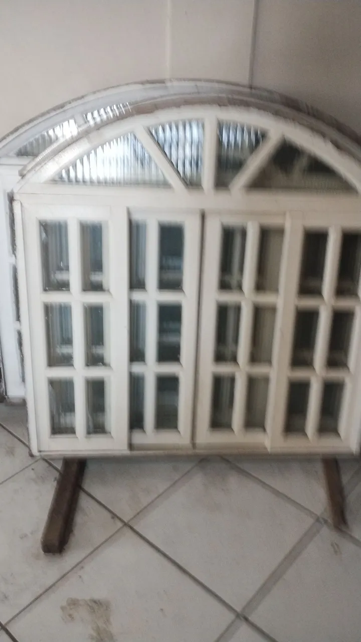 Janela de madeira com design arqueado