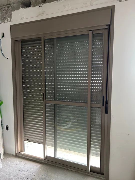 Porta balcão com veneziana integrada - Foto 2