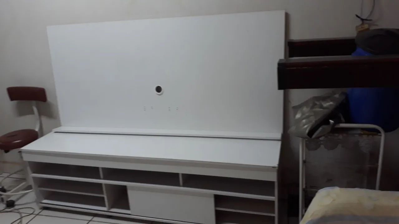 Rack com gavetas abertas e fechada.
