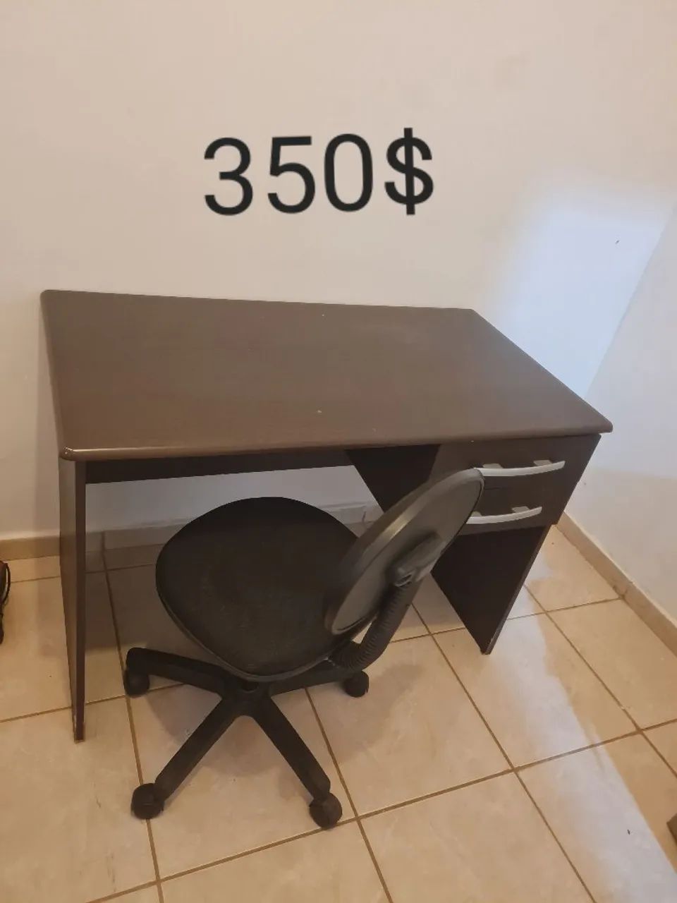 Escrivania com cadeiras 