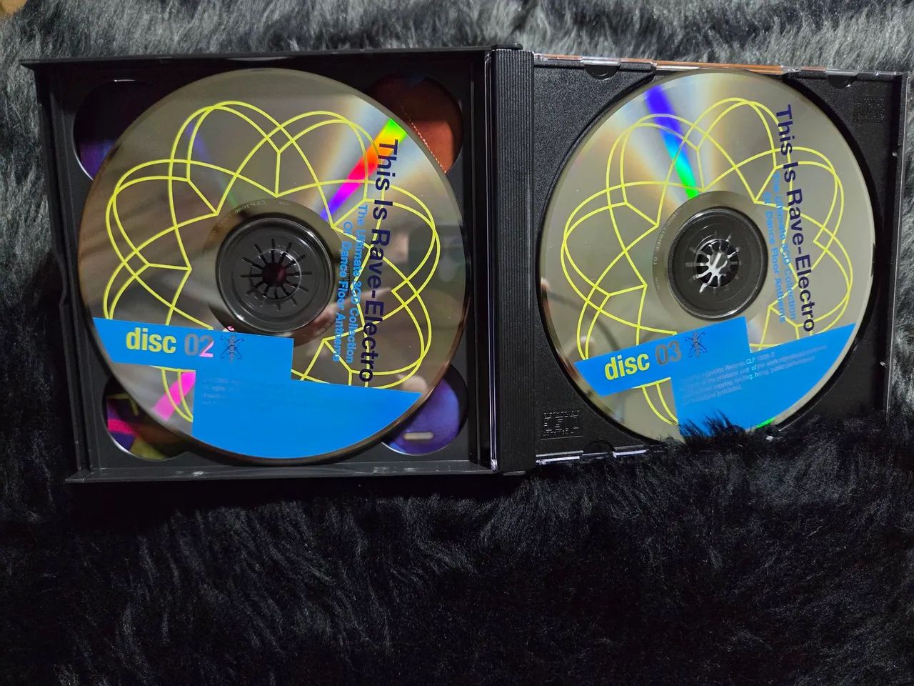 CD THIS IS RAVE - ELECTRO , 3 CDs , INGLÊS  , NOVÍSSIMO  ! - Foto 4