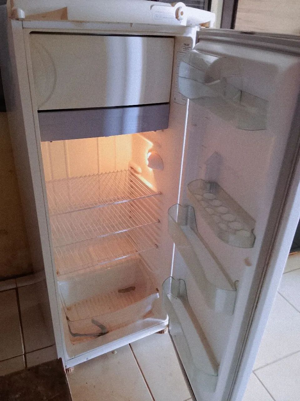 Vendo geladeira funcionando perfeitamente  - Foto 4