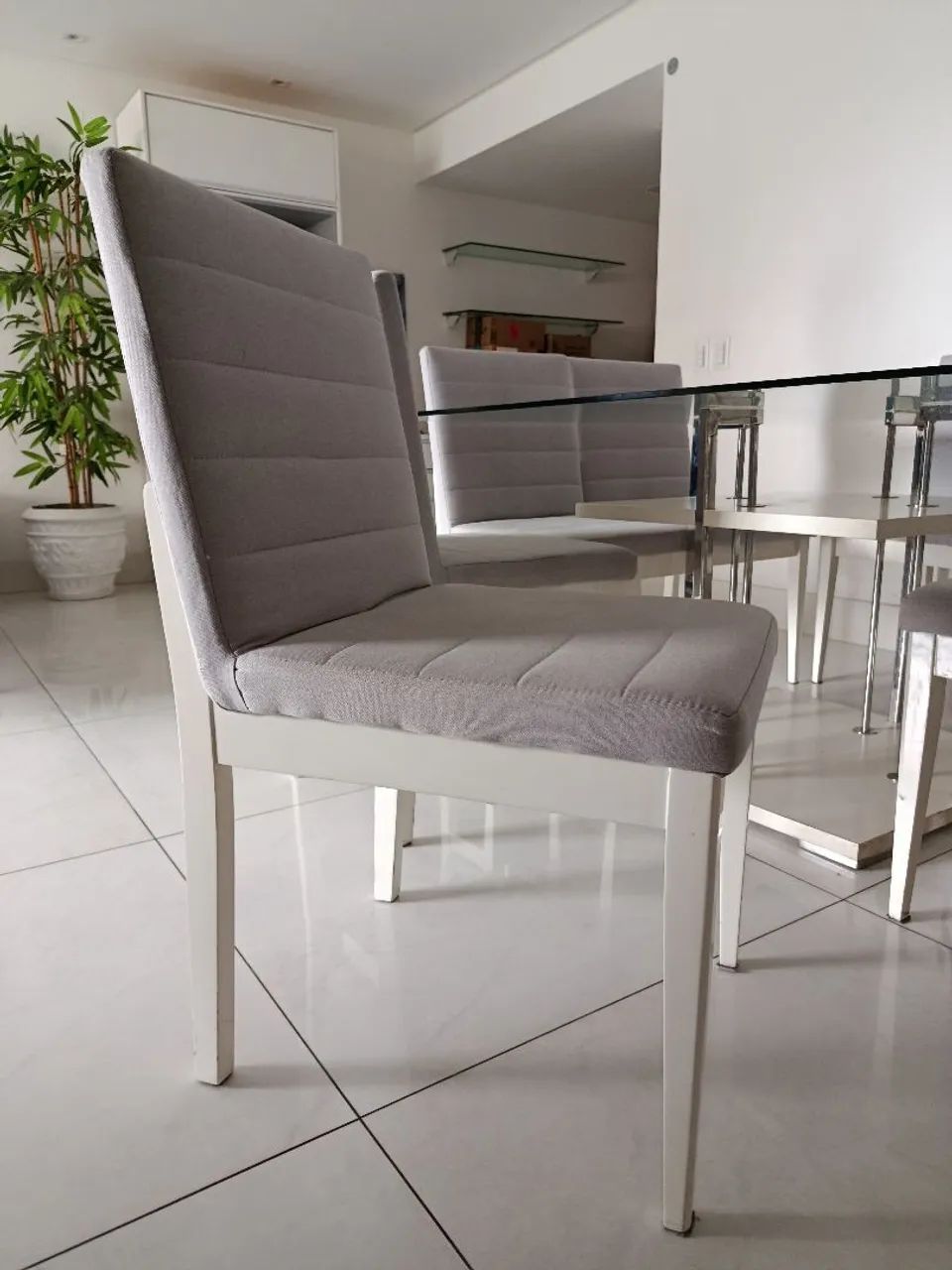 Mesa elegante com 8 cadeiras NOVÍSSIMA  - Foto 4