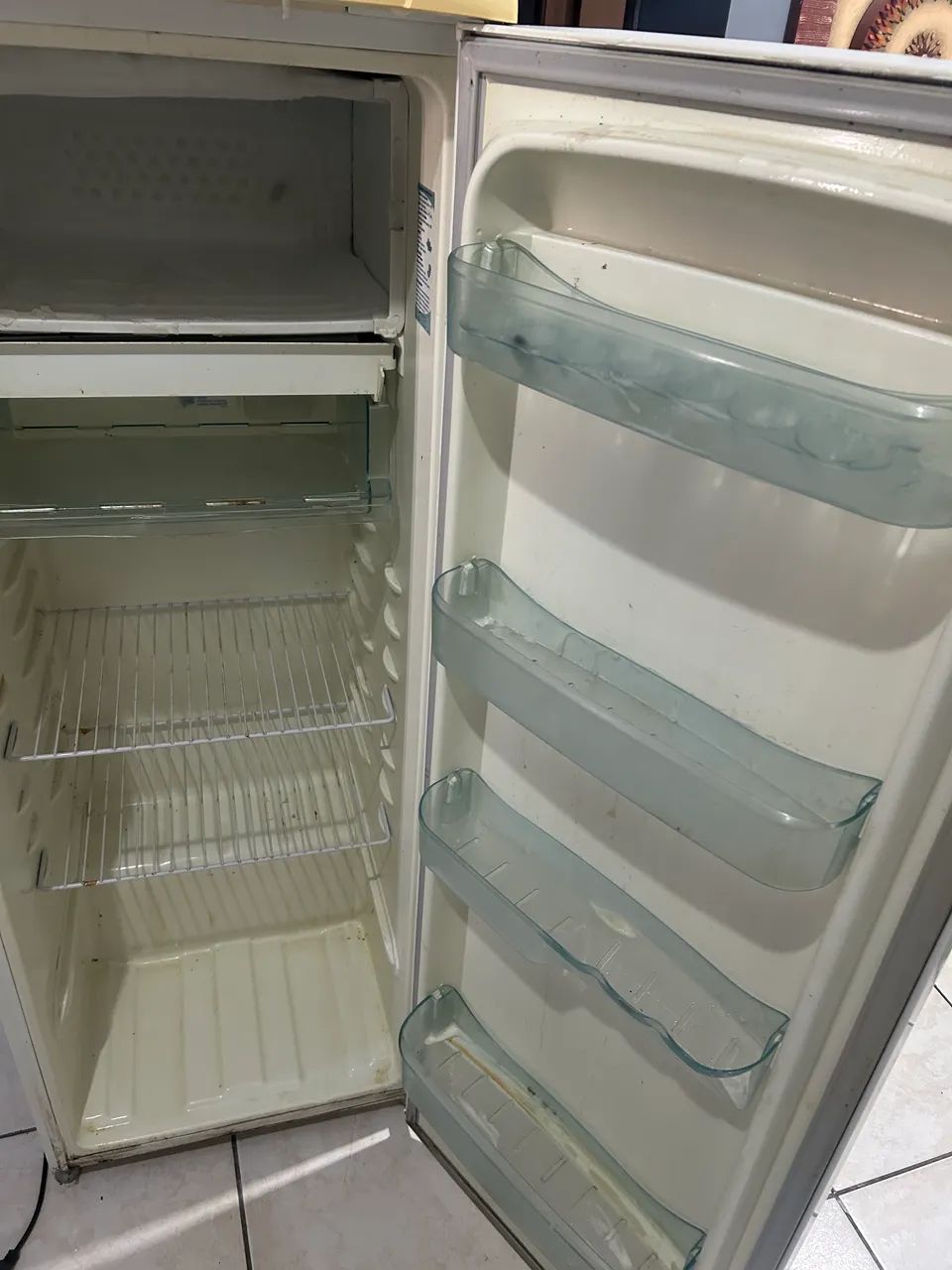 Geladeira antiga, retirar peças - Foto 3
