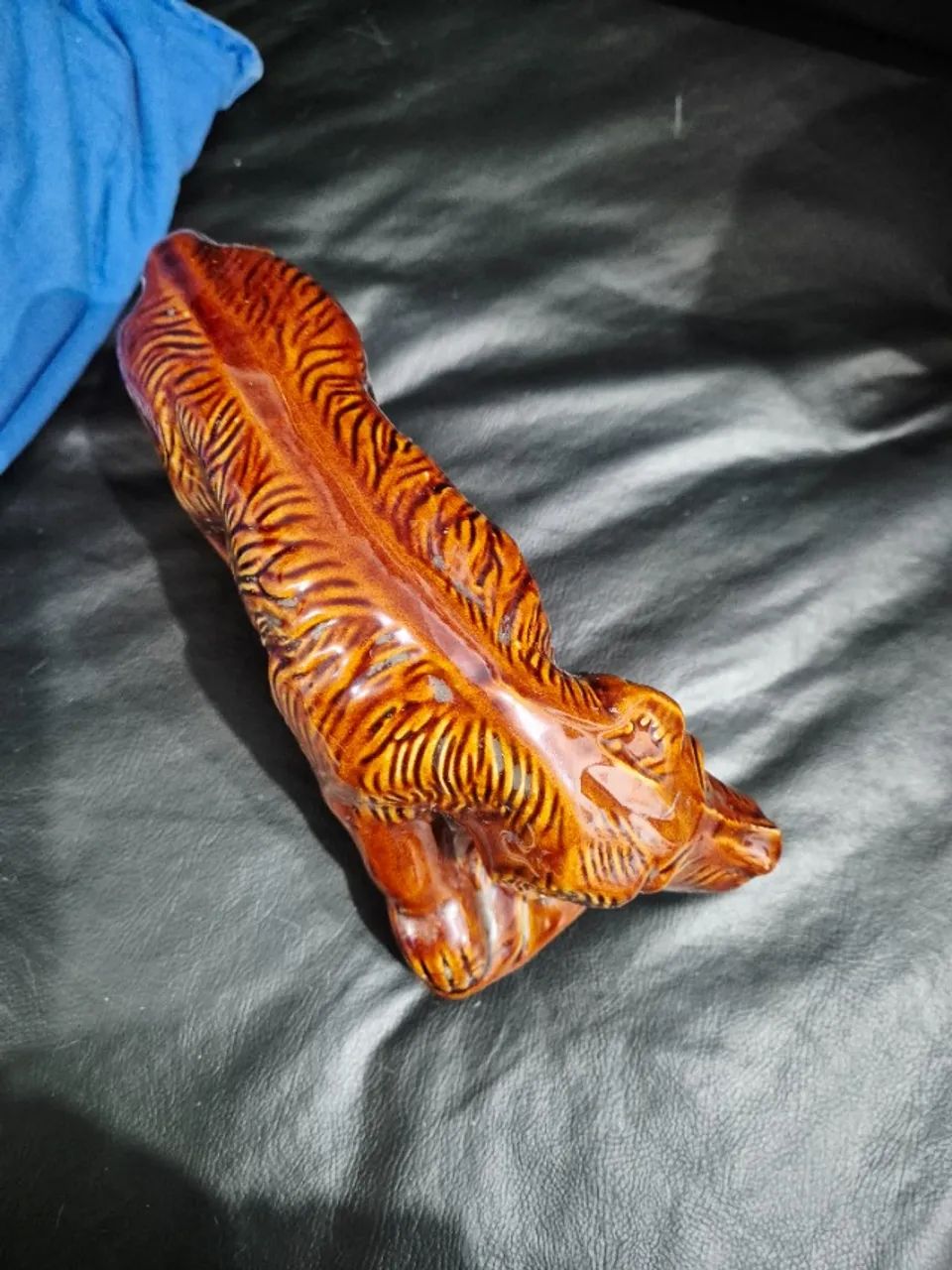 Escultura Cachorro Vintage Cerâmica Esmaltada Marrom 28cm - Foto 3