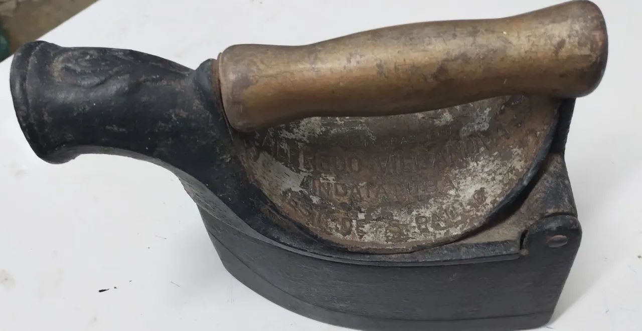 Ferro de passar antigo 