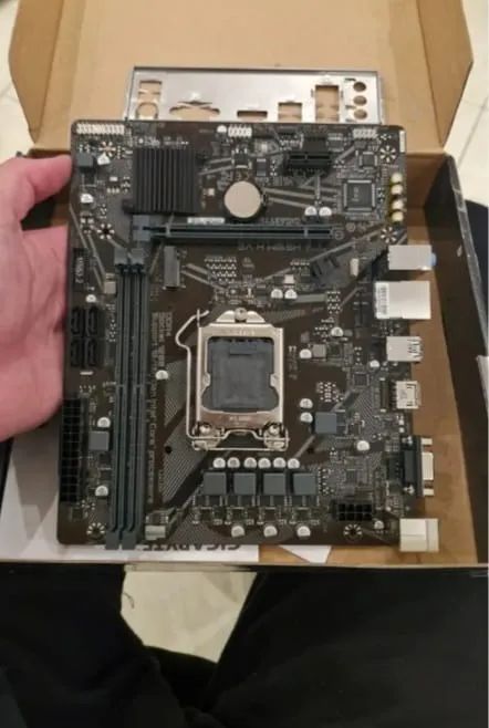 Placa-mae intel gigabyte h510 lga 1200 em otimo estado